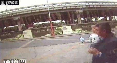 哭笑不得!两岁萌宝竟然叼着奶瓶坐公交车出走了,还认了个小兄弟