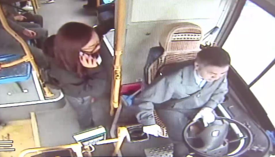 哭笑不得!两岁萌宝竟然叼着奶瓶坐公交车出走了,还认了个小兄弟