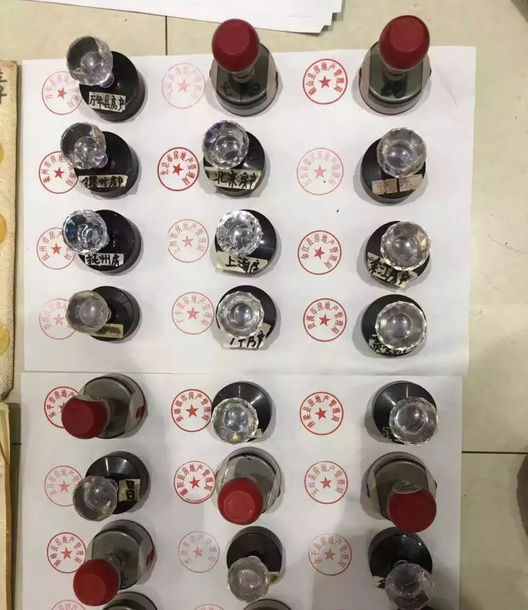 震惊！上饶捣毁一制假窝点，现场缴获假公章76枚、假章子皮2608个……