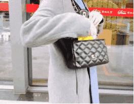 金丝绒衣服沾灰粘毛怎么办,衣服很容易粘毛沾灰