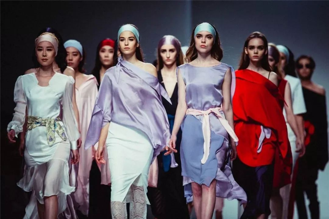 戳进来|除了黄鹤楼和鸭脖子,这座城市竟然还有时装周这个大IP?