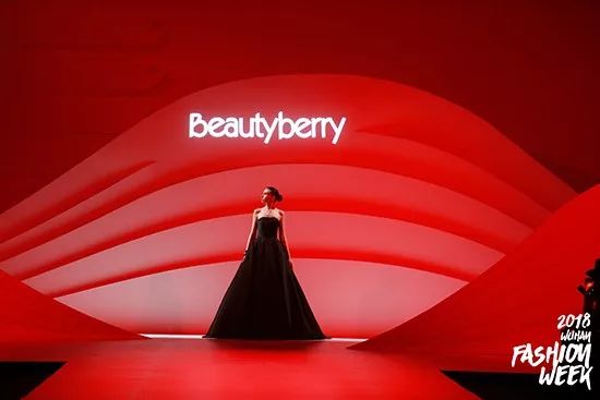 戳进来|除了黄鹤楼和鸭脖子,这座城市竟然还有时装周这个大IP?