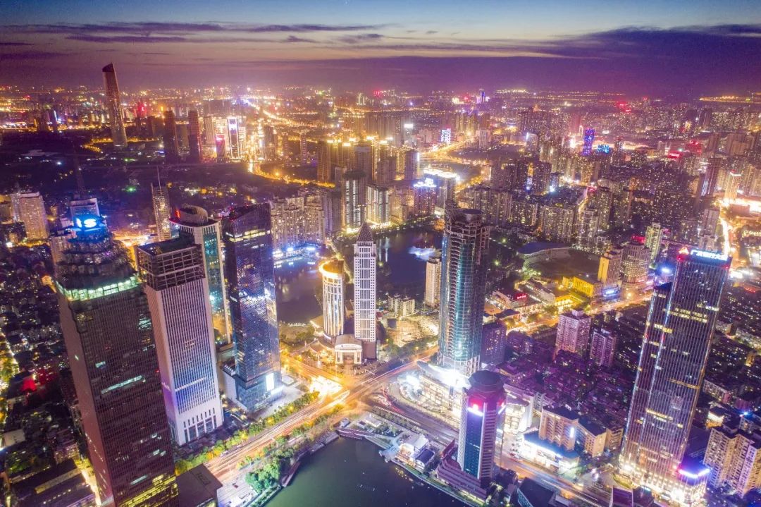 戳进来|除了黄鹤楼和鸭脖子,这座城市竟然还有时装周这个大IP?