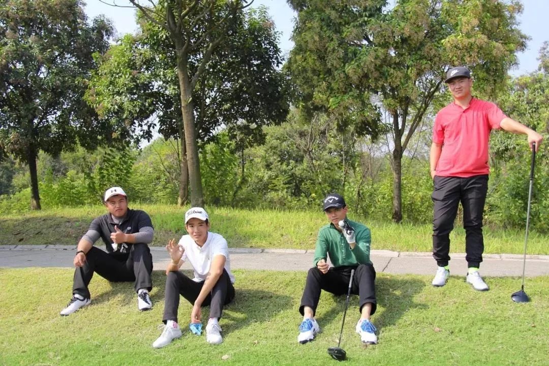 大学的高尔夫球场,大学中的高尔夫