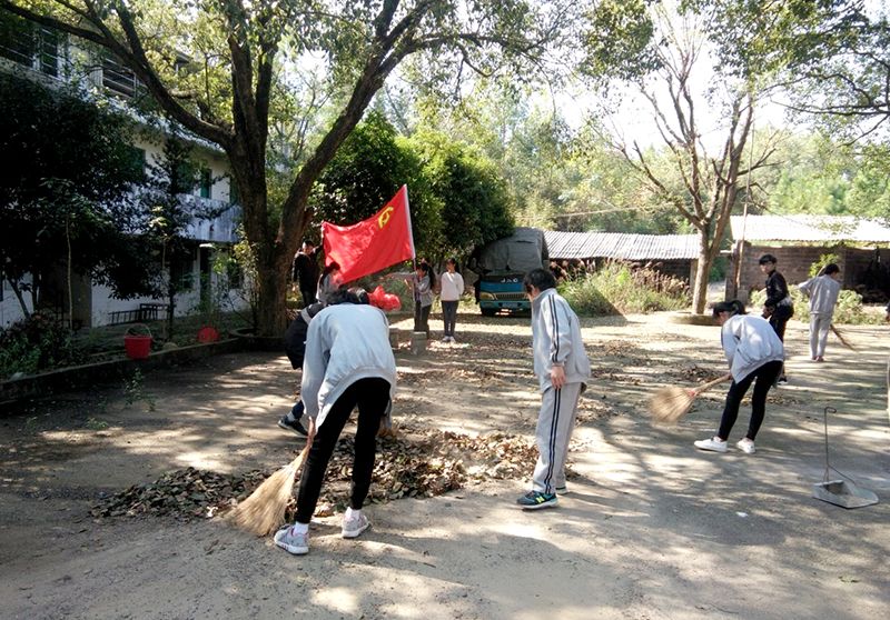 白塔初中生敬老院公益活动,学校走进敬老院重阳节献爱心活动