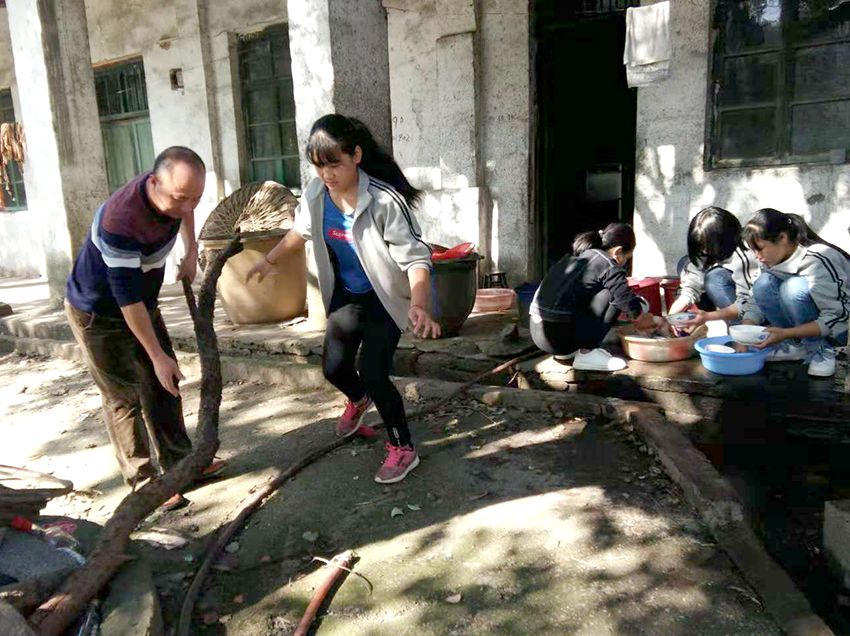 白塔初中生敬老院公益活动,学校走进敬老院重阳节献爱心活动