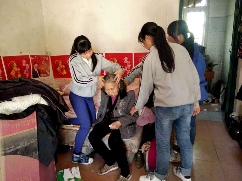 白塔初中生敬老院公益活动,学校走进敬老院重阳节献爱心活动