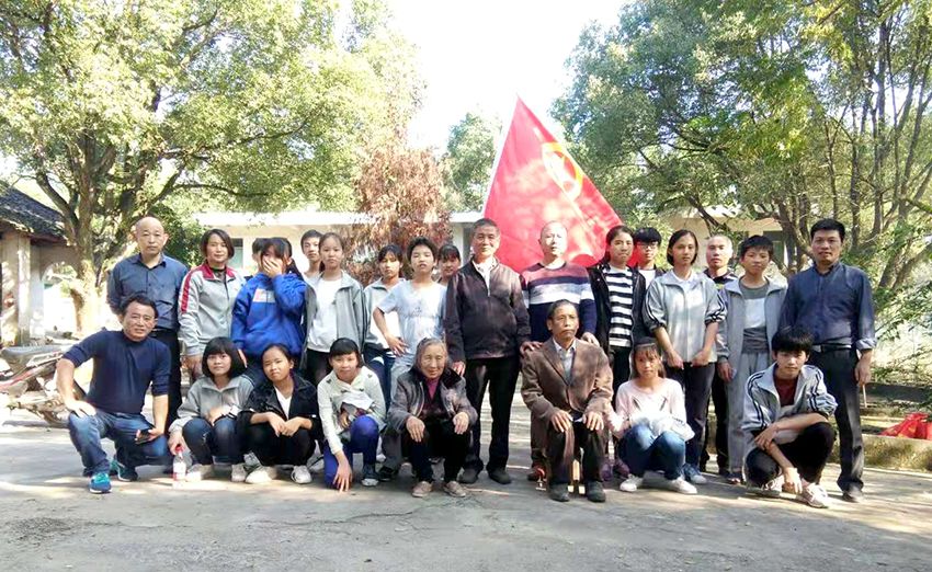 白塔初中生敬老院公益活动,学校走进敬老院重阳节献爱心活动