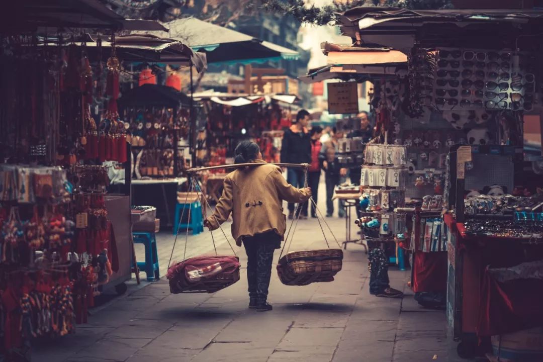 城市走散歌词,城市走哪条车道