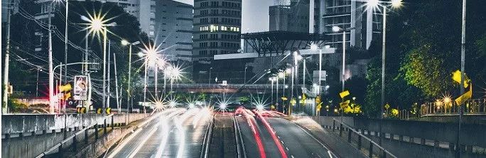 挣扎中的都市中产：我在这里活着，也在这儿死去