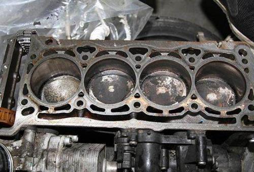 修车拉缸,发动机拉缸是什么原因造成的