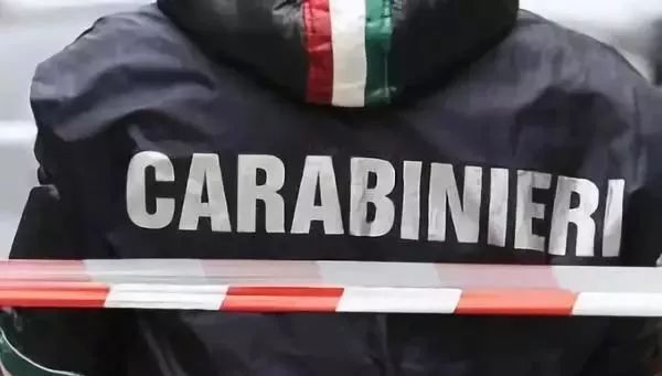 「大事件」飞机被闪电击中/沙滩上发现男尸/15岁女孩在宜家遭性骚扰