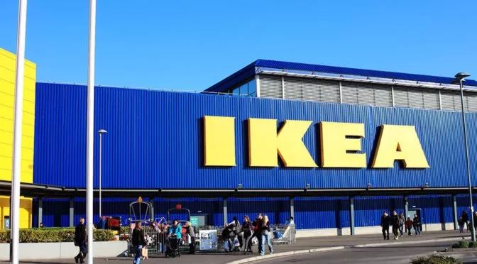 「大事件」飞机被闪电击中/沙滩上发现男尸/15岁女孩在宜家遭性骚扰