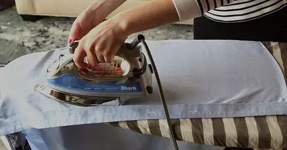 牛仔裤晒褪色发黄怎么处理,牛仔裤导致衣服变色了怎么办