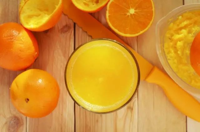 牛仔裤晒褪色发黄怎么处理,牛仔裤导致衣服变色了怎么办