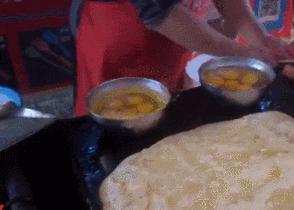 56岁大叔靠唱歌成网红日收入10万,51岁大叔直播卖鸡蛋灌饼成网红