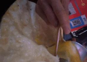 56岁大叔靠唱歌成网红日收入10万,51岁大叔直播卖鸡蛋灌饼成网红