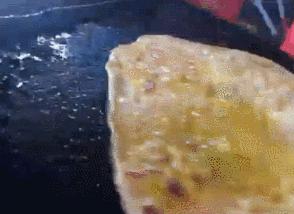 56岁大叔靠唱歌成网红日收入10万,51岁大叔直播卖鸡蛋灌饼成网红