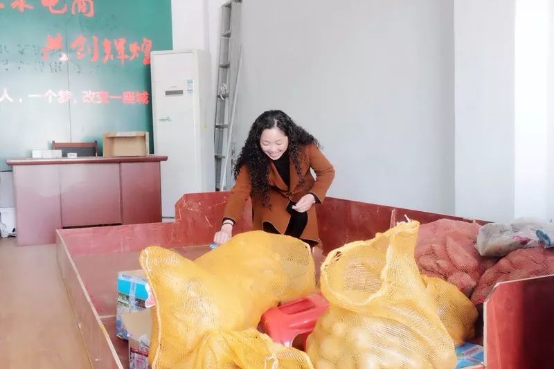 什么都不用带，到我家来吧！认识一下，她是乐于助人的“酉阳好人”！