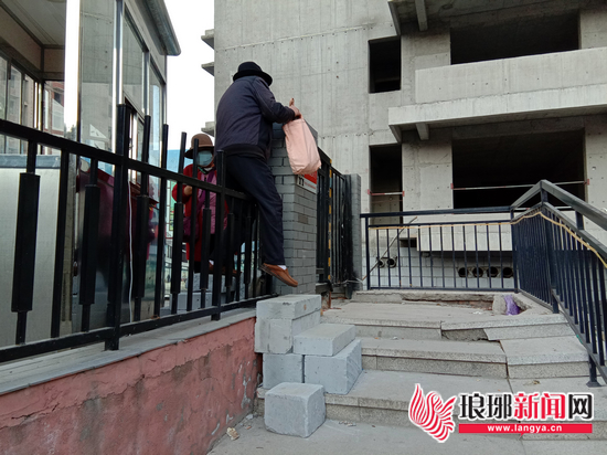 临沂:后门被锁业主出入翻栏杆物业称为安全考虑
