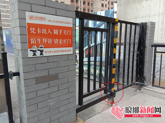 临沂:后门被锁业主出入翻栏杆物业称为安全考虑
