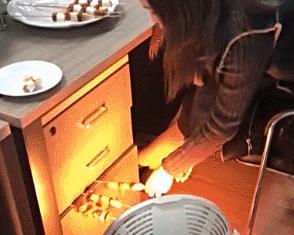 给跪了!在办公室用公司饮水机煮火锅,奇葩网红还用各种工具烹饪食物……这种脑洞大开要不得!