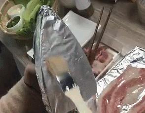 给跪了!在办公室用公司饮水机煮火锅,奇葩网红还用各种工具烹饪食物……这种脑洞大开要不得!