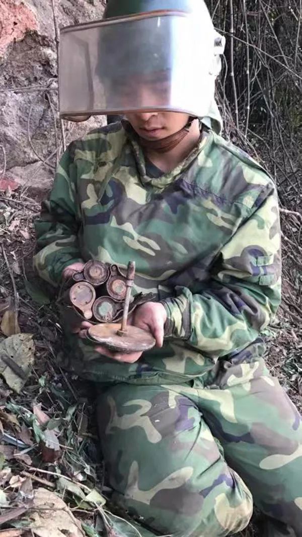 27岁战士排雷遇爆炸失去双手双腿,27岁战士排爆遇爆炸