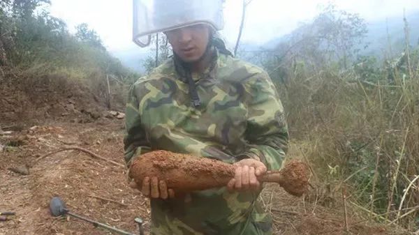 27岁战士排雷遇爆炸失去双手双腿,27岁战士排爆遇爆炸