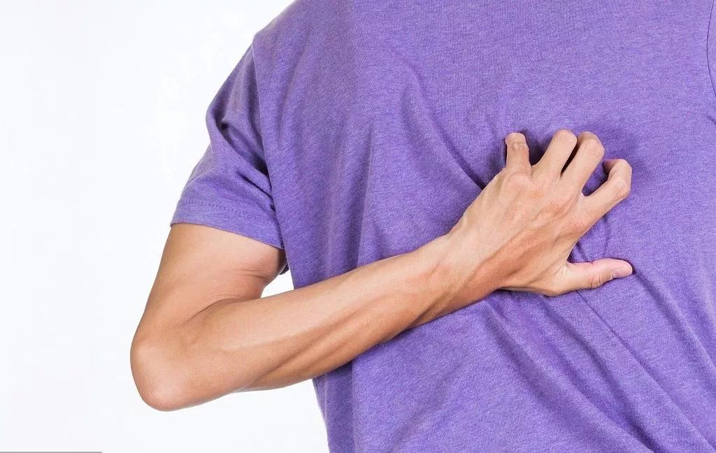 别把背部小疙瘩误认为“青春痘”，这可能是需要治疗的……