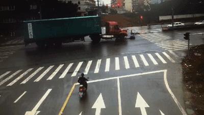 闯红灯如何学法免分,怎么样才算是闯红灯文字解答