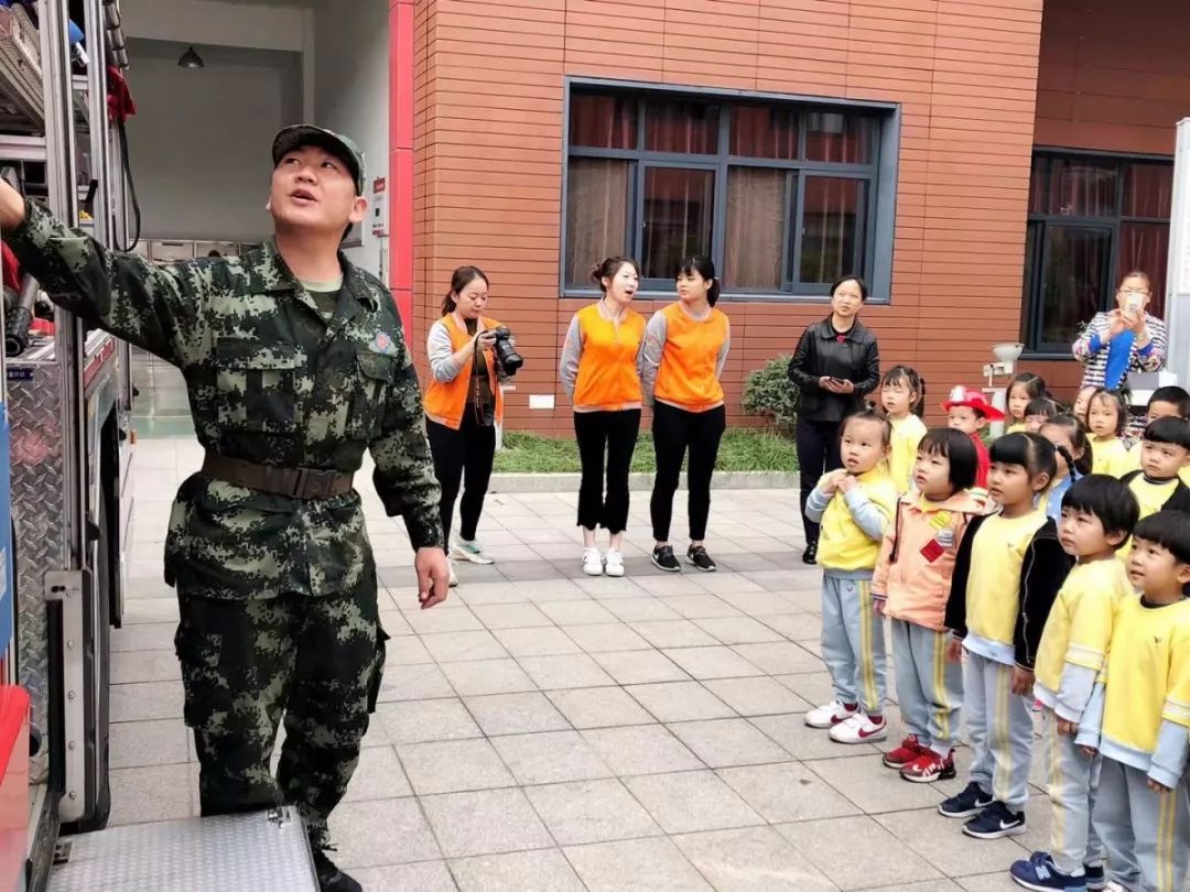 一群萌娃走进特警队,一群萌娃走进消防队