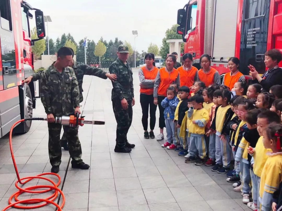 一群萌娃走进特警队,一群萌娃走进消防队