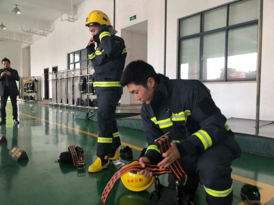 一群萌娃走进特警队,一群萌娃走进消防队