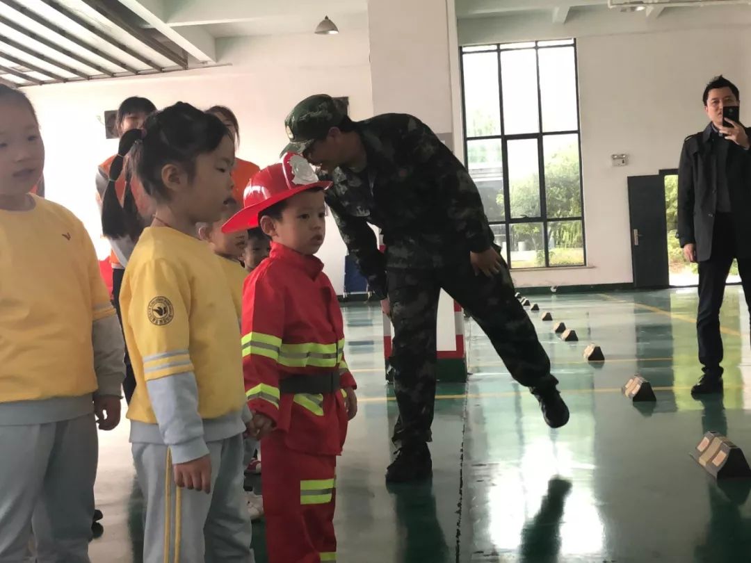 一群萌娃走进特警队,一群萌娃走进消防队