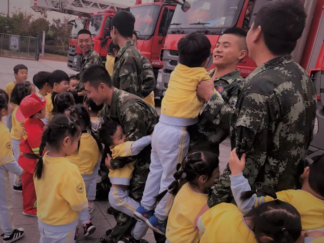 一群萌娃走进特警队,一群萌娃走进消防队