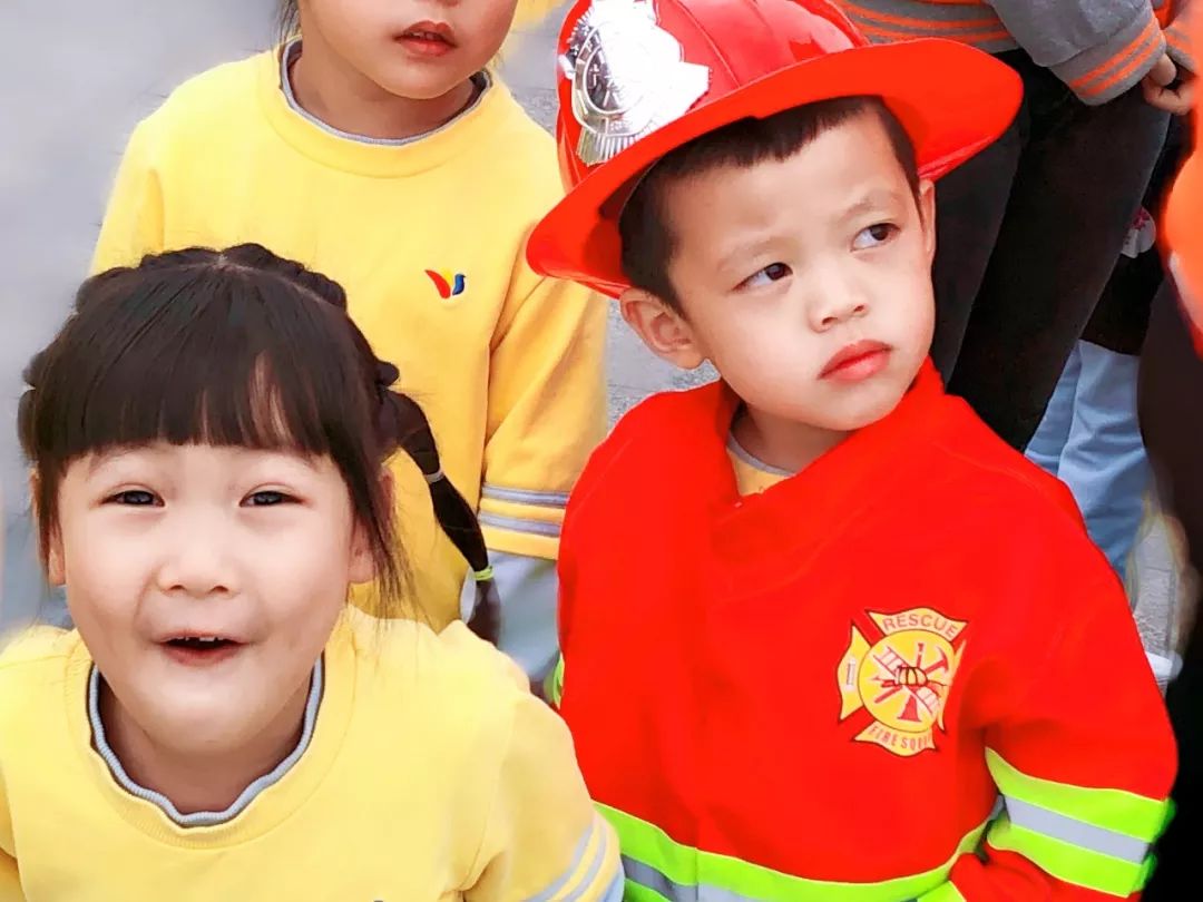 一群萌娃走进特警队,一群萌娃走进消防队