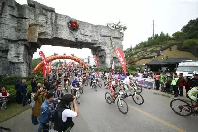 鍗冧汉绔炴妧,鍗冧汉绔炴妧涓囦汉鍚屽彴