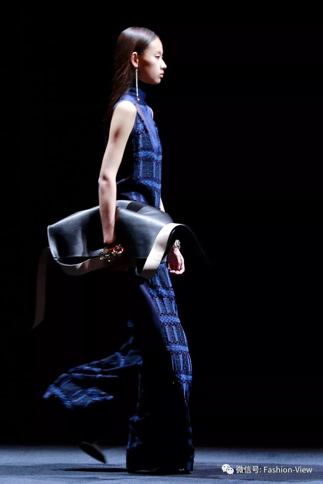 耳畔余音绕是什么意思,恩派雅羊绒衫女