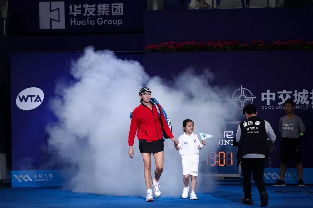 花絮｜大横琴企业日：甜美王蔷与小朋友们“切磋”球技