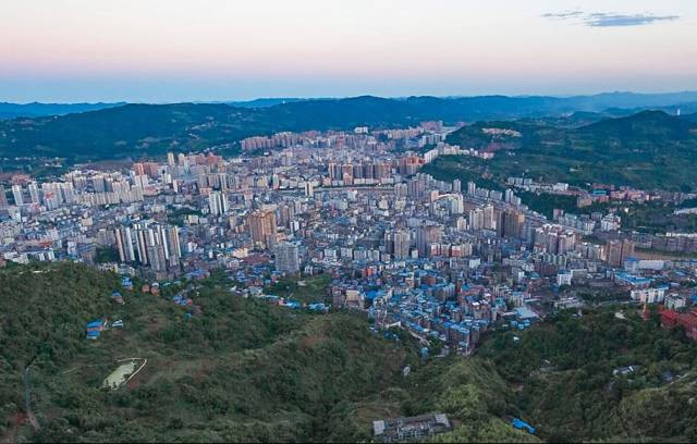 成都5小时飚拢达州万源,达州灯影牛肉和南坝灯影牛肉