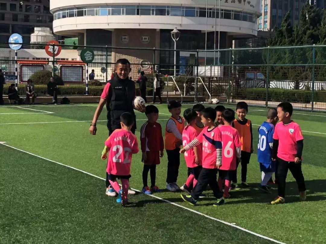 携手绿茵快乐足球希望在我们——第五届“爱绿茵”青岛幼儿足球精英邀请赛胜利闭幕
