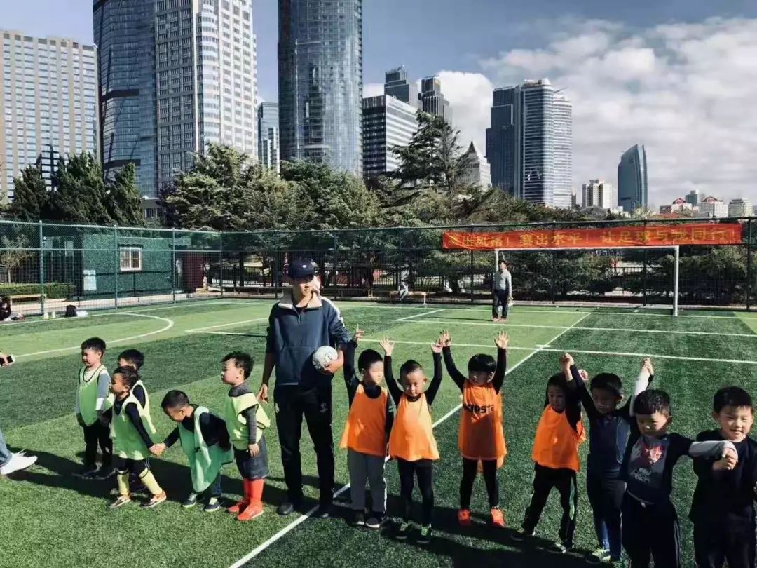携手绿茵快乐足球希望在我们——第五届“爱绿茵”青岛幼儿足球精英邀请赛胜利闭幕
