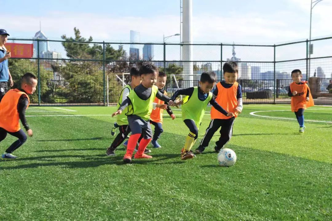携手绿茵快乐足球希望在我们——第五届“爱绿茵”青岛幼儿足球精英邀请赛胜利闭幕