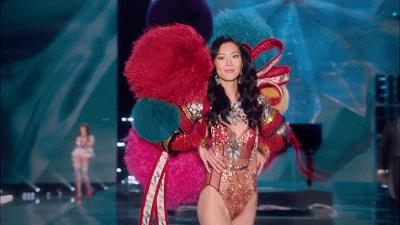 2010维多利亚的秘密内衣走秀刘雯,刘雯2018维多利亚的秘密秀