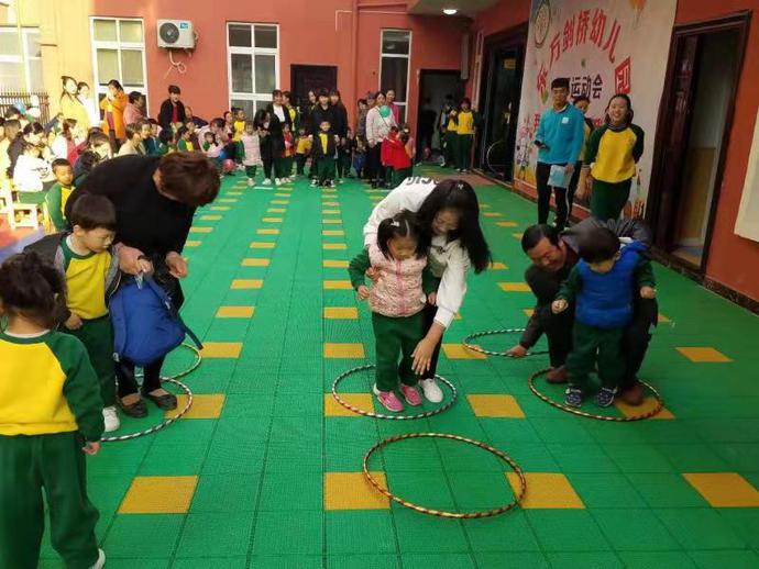 东方剑桥幼儿园一日活动,东方剑桥幼儿园体育场亲子活动