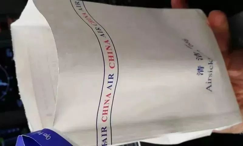 女子在飞机上呼吸困难,女护士飞机上乘客情况危急求救