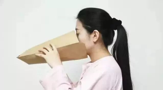 女子在飞机上呼吸困难,女护士飞机上乘客情况危急求救