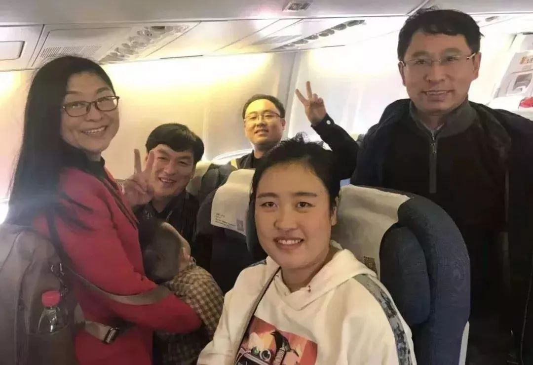 女子在飞机上呼吸困难,女护士飞机上乘客情况危急求救