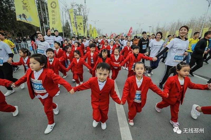 一群红孩儿惊艳“邳马”跑道，他们竟然来自这里……